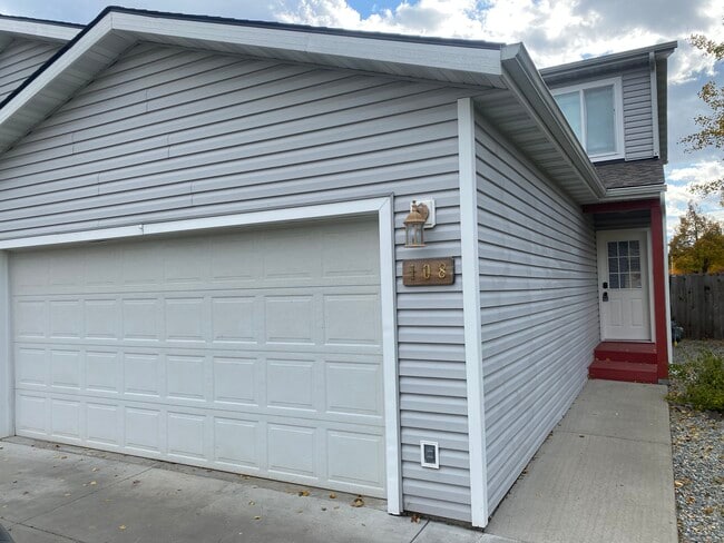 Building Photo - 108 Church St