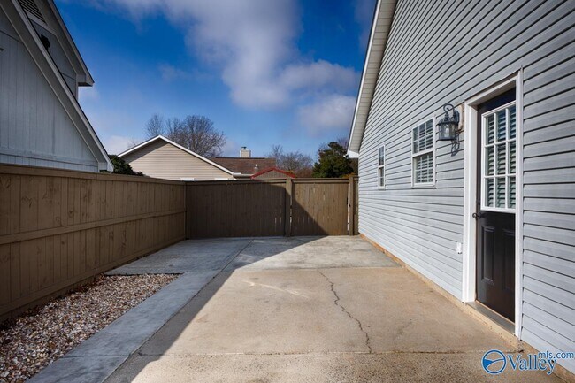 Building Photo - 103 N W Sugar Bluff Ln