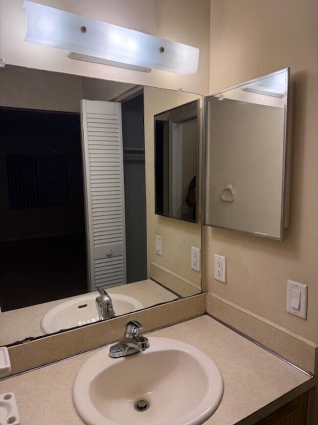 Building Photo - Coral Gardens Two bedroom condo