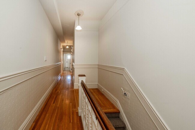 Building Photo - LARGE Full Floor 4BR/2BA. In-Unit Laundry, New Stainless Appliances!