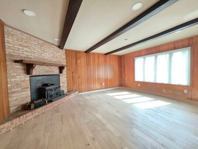 Building Photo - 8241 Robin Hood Dr