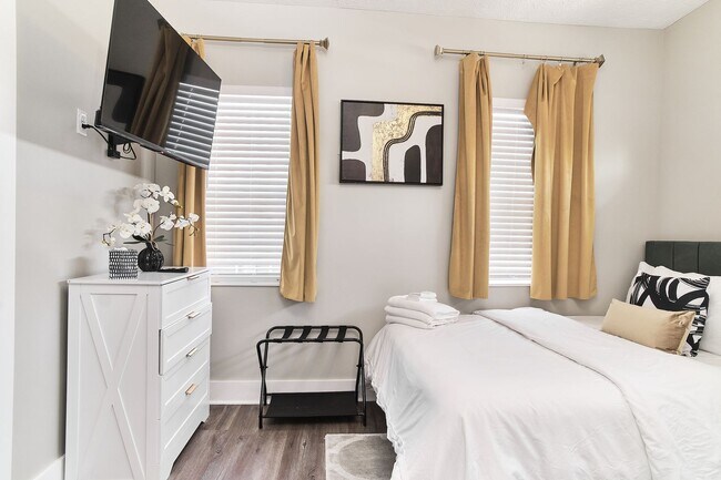 Building Photo - Fully Furnished 2BD Duplex in the Heart of...