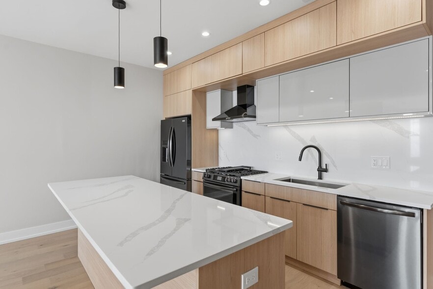 Building Photo - 7522 N Eastlake Ter