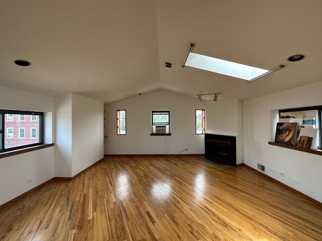 Building Photo - 974 W Cullerton St