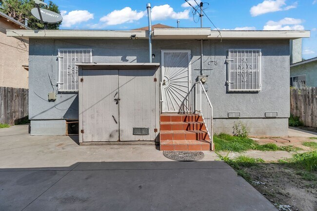 Building Photo - 640 E 54th St