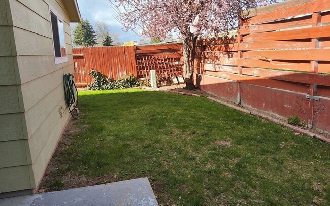 Building Photo - Super cute 3 bedroom, 2 bath Meridian duplex located within walking distance to Meridian Middle S...
