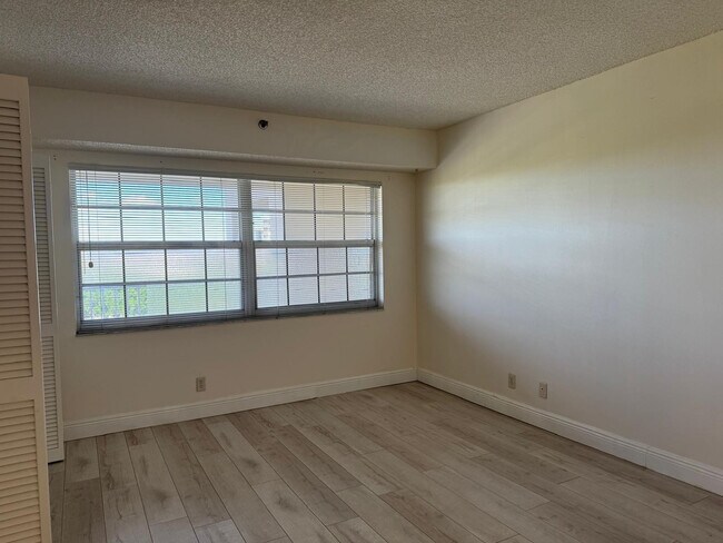Building Photo - 3510 Oaks Way