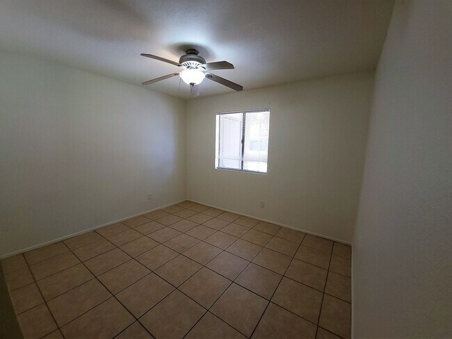 Building Photo - GATED COMMUNITY IN TEMPE!