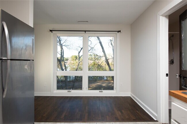 Building Photo - Mid Town Location with a Water View