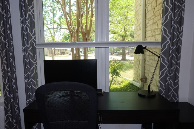 Building Photo - Hyde Park Country Condo - Furnished - 1BD/1BA - Covered Parking -Close to Everything