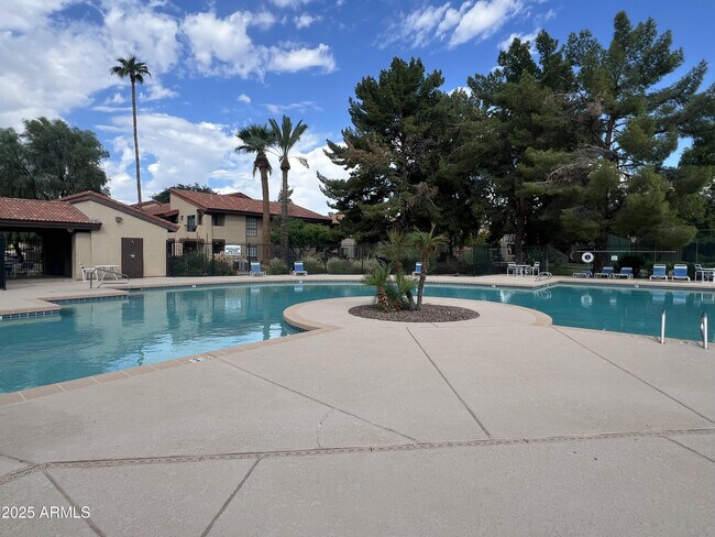 Building Photo - 1351 N Pleasant Dr