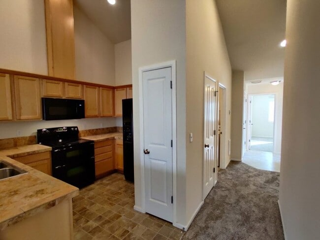 Building Photo - Townhome w/ New Paint