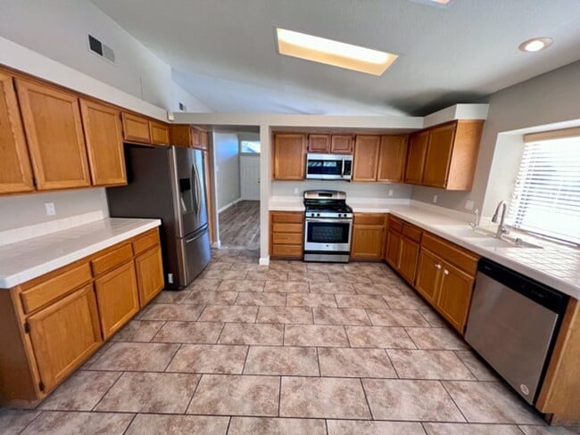 Building Photo - Coming Soon! 3 Bedroom SINGLE STORY home located in Murrieta for LEASE!