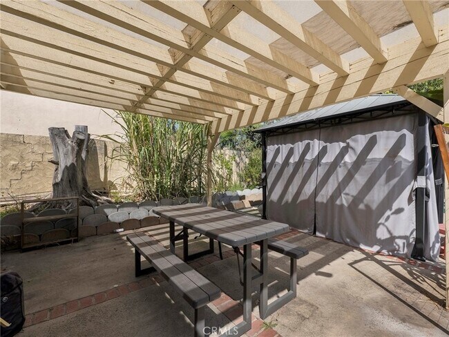 Building Photo - 10918 Reseda Blvd