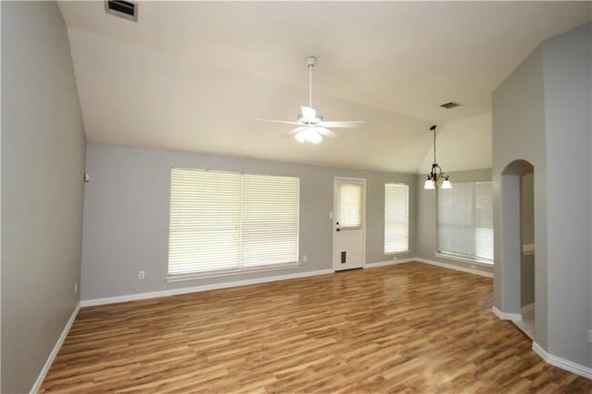 Building Photo - 613 Runners Ridge