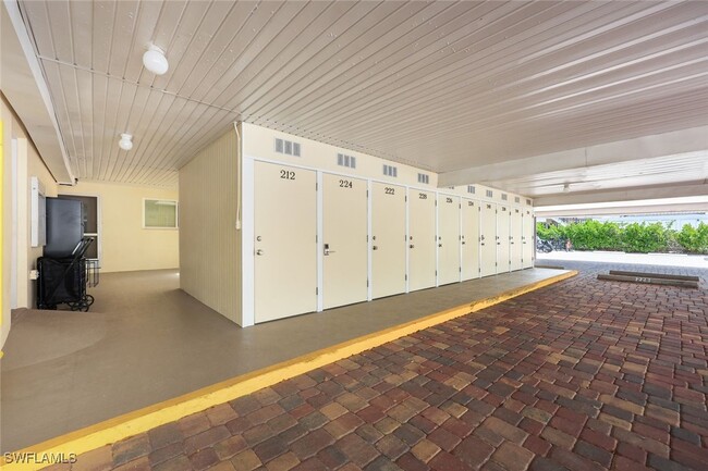 Building Photo - 212 Banyan Blvd