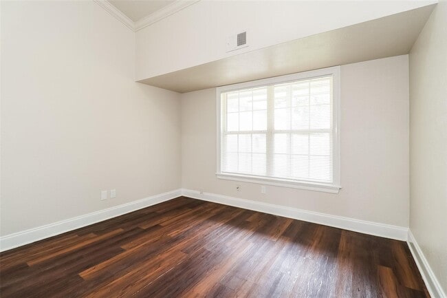 Building Photo - Spacious 4BR Home with Vaulted Ceilings, Fireplace & Large Backyard!