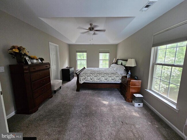 Building Photo - 381 Longwood Dr