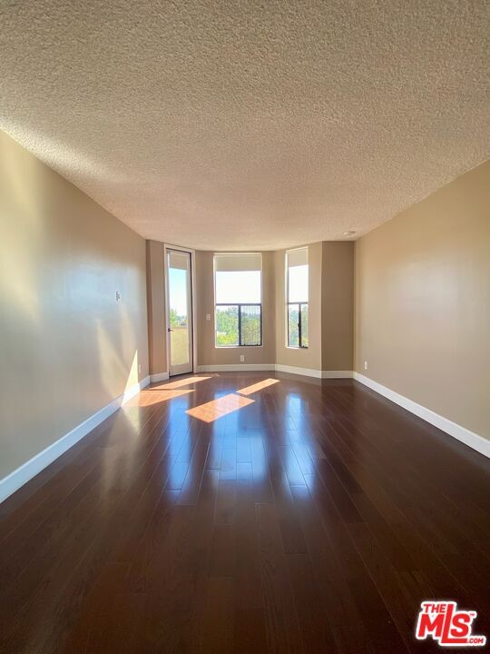 Building Photo - 2332 Fox Hills Dr