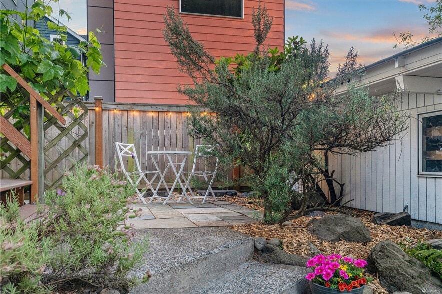 Great common outdoor areas - 1511 N 100th St