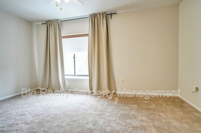 Building Photo - 704 Stonybrook Dr