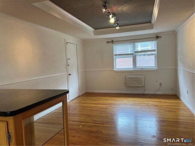 Building Photo - 23 Mead St