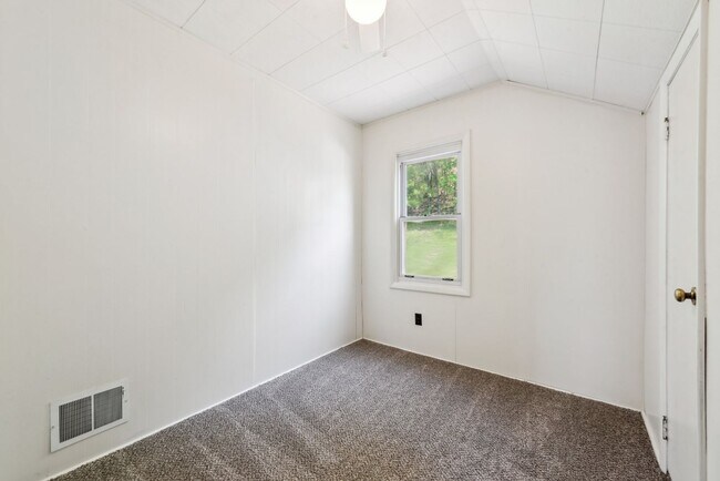 Building Photo - Beautiful 3 bedroom home in Jeannette available July 1!