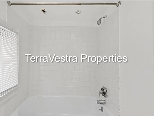 Building Photo - 2 Bed Single Family in Gloucester City! El...