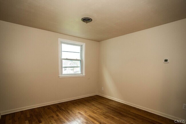 Building Photo - 425 Schuyler St