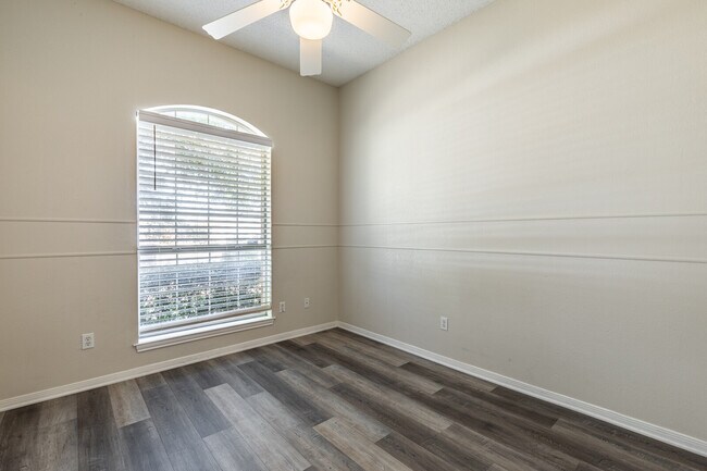 Building Photo - 10312 Sierra W Dr