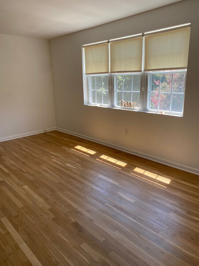 316 F Living Room coming in the front door - 310 E Melrose Ave