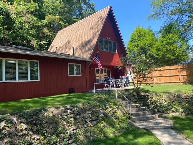 Building Photo - 3384 Millard Ave