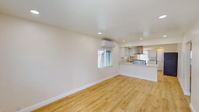 Building Photo - Charming 2 bed, 1.5 bath home with views of Downtown!