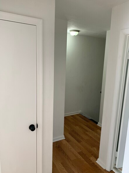 Upstairs hallway - 3251 Manor Glenn Ct