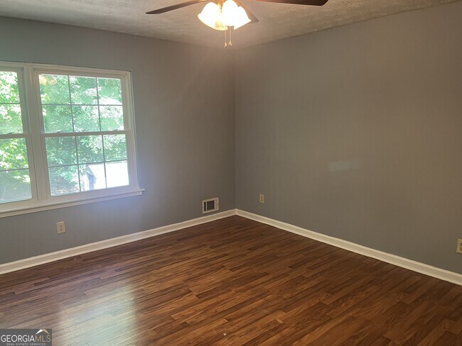 Building Photo - 2561 Lewfield Cir SE