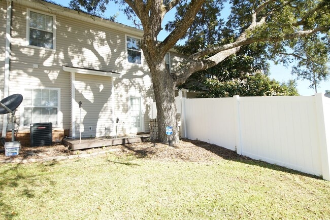 Building Photo - Central Niceville Location