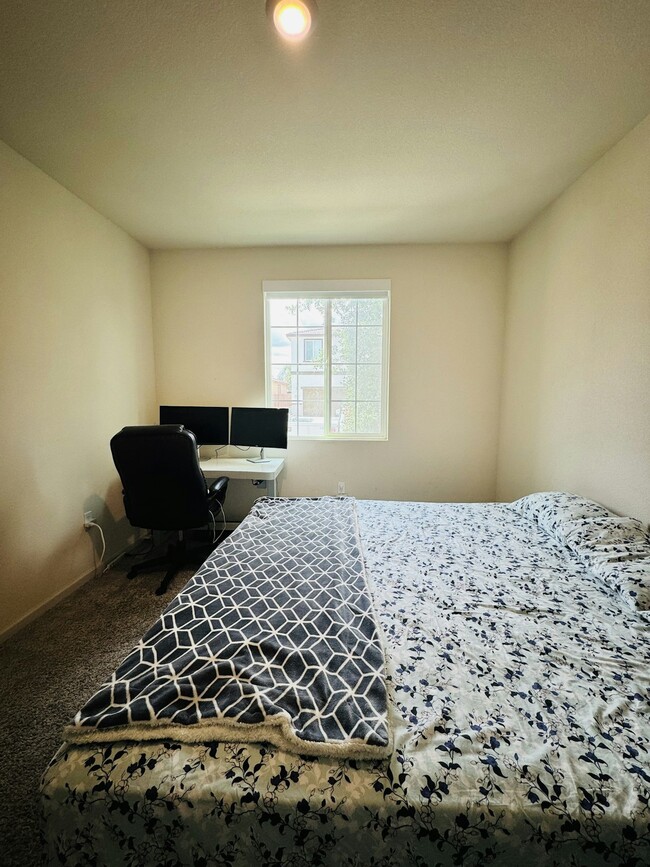 Building Photo - 3026 Kenwood Cir