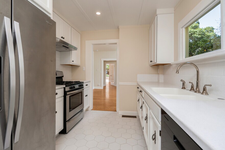 Building Photo - 532 Brinkerhoff Ave