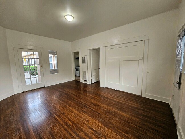 Building Photo - 1058 Molino Ave