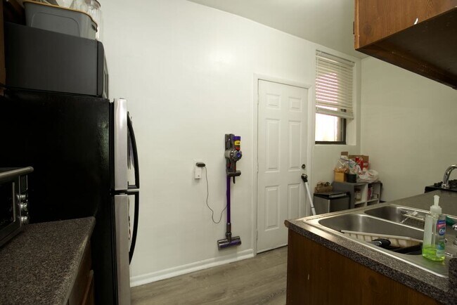 Building Photo - 724 W Roscoe St