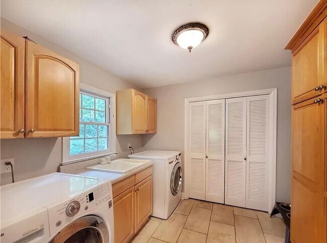 Building Photo - Gorgeous East Cobb Home with 5 bedrooms & 3.5 Bathrooms!!