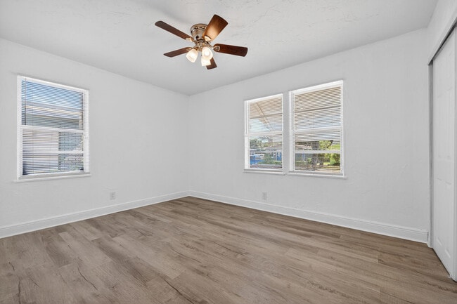 Building Photo - 933 30th Ct