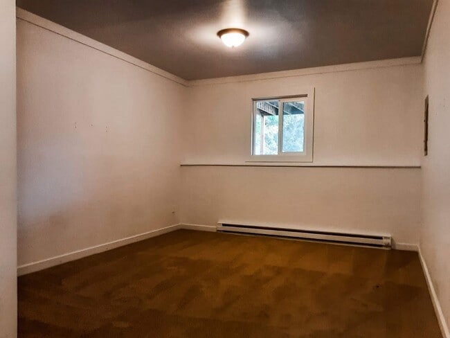 Building Photo - 4 Bed/ 2 Bath Townhome!