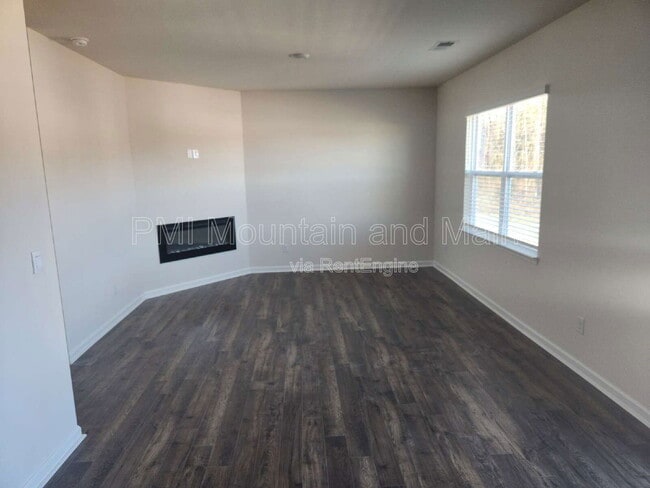 Building Photo - 568 Country Oak Dr