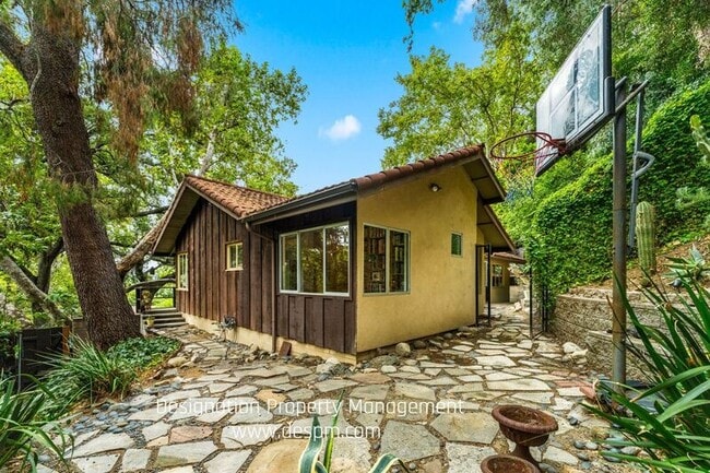 Building Photo - 1716 Putney Rd