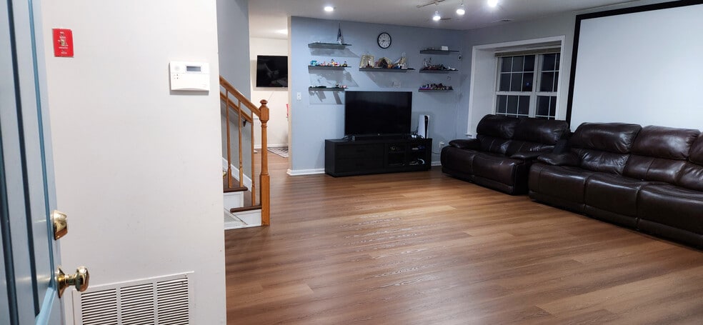 Living - 1103 Roseberry Ct