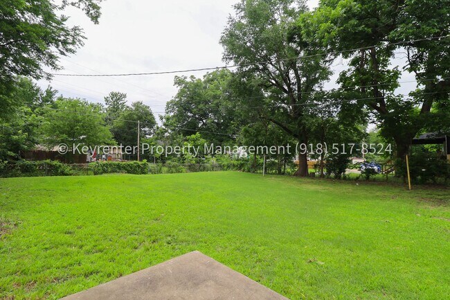 Building Photo - 2 Bed | 1 Bath | Large Backyard | $200 Move-in Special