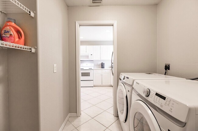 Building Photo - "Charming 3-Bedroom Home with 2 Full Baths and Spacious 2537 Sq Ft in North Port, FL!"