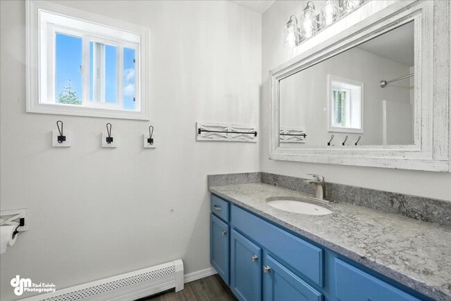 Building Photo - Spacious Palmer Home!