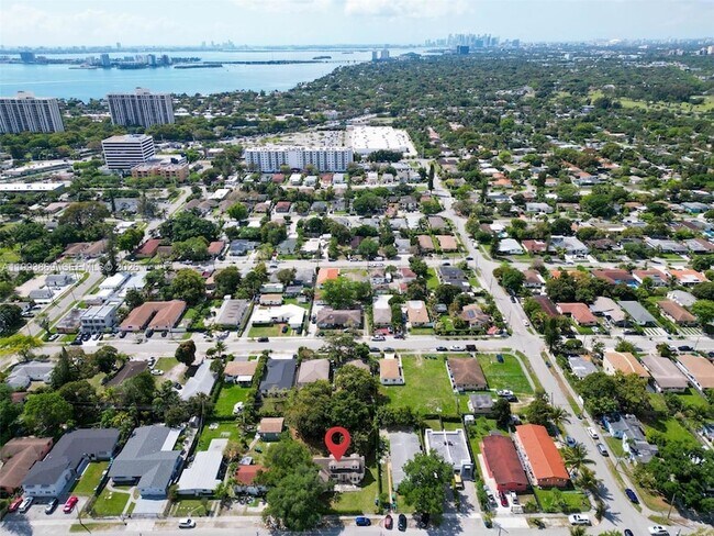 Building Photo - 1238 NE 112th St